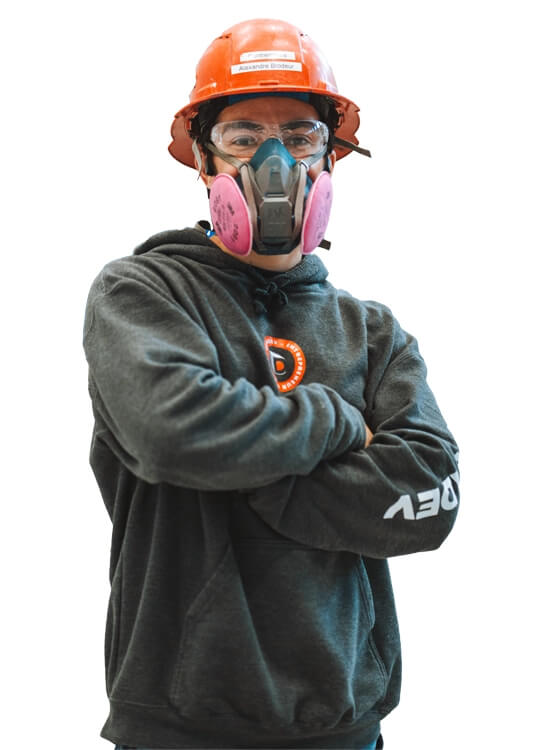 Techniciens effectuant des travaux de maintenance industrielle sur un mur en béton