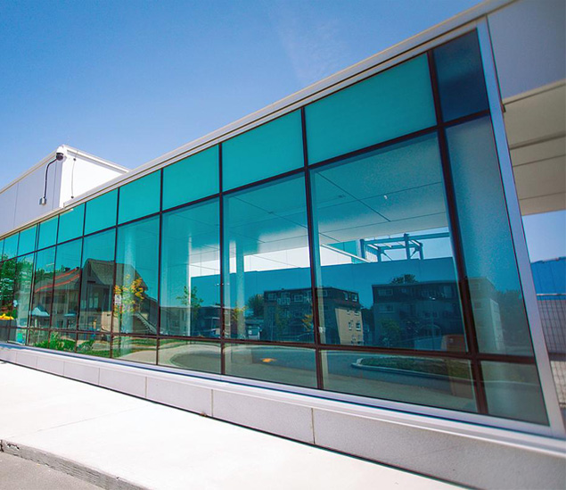 Façade vitrée moderne d'un bâtiment commercial avec structure en béton