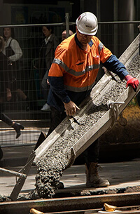 Coulage de béton sur chantier de construction