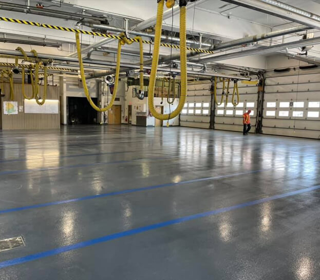 Plancher de garage fini au béton avec marquages bleus