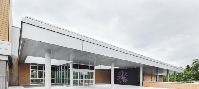 Entrée d'hôpital Charles Lemoyne avec auvent, structure en béton et façade vitrée