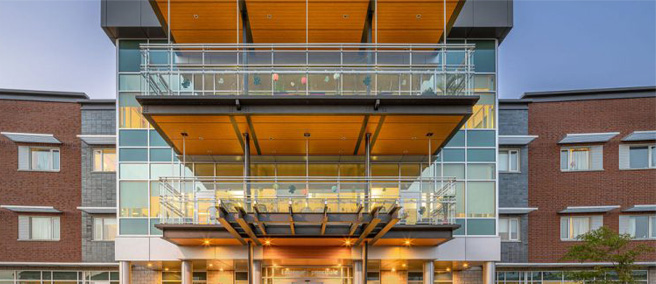 Entrée  d'hôpital Charles Lemoyne avec fenêtre et balcons en verre et béton