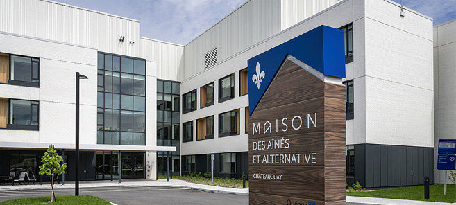 Maison des aînés de Châteauguay, bâtiment moderne en béton avec grande façade vitrée