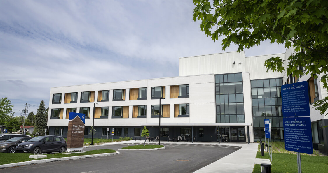 Maison des aînés de Châteauguay, bâtiment institutionnel moderne en béton avec façade vitrée.