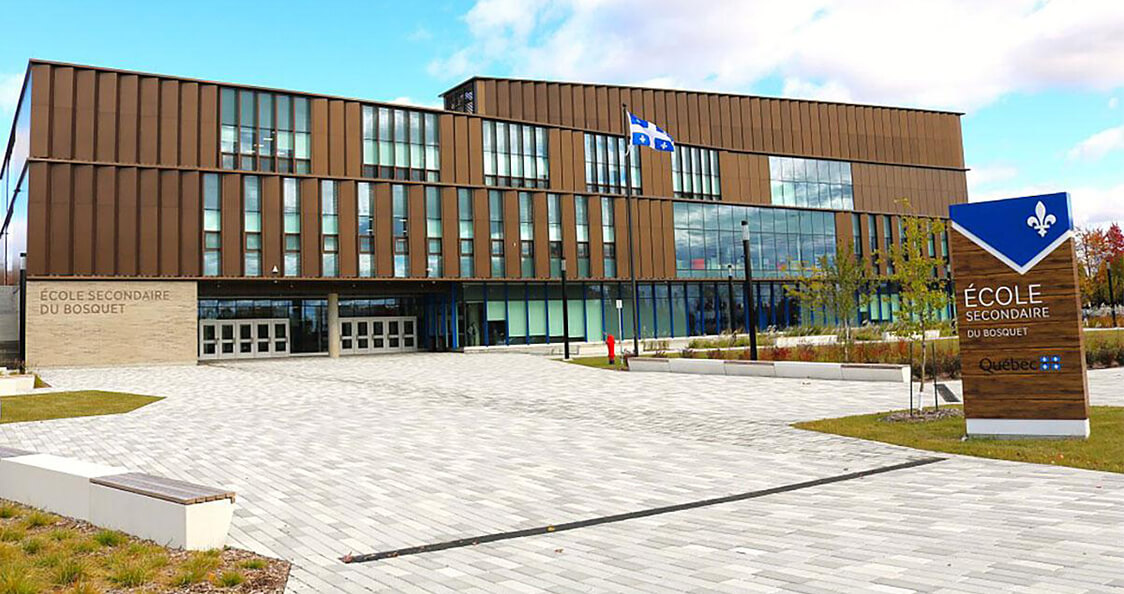 Projet architectural urbain à Montréal avec bâtiment moderne et espace public