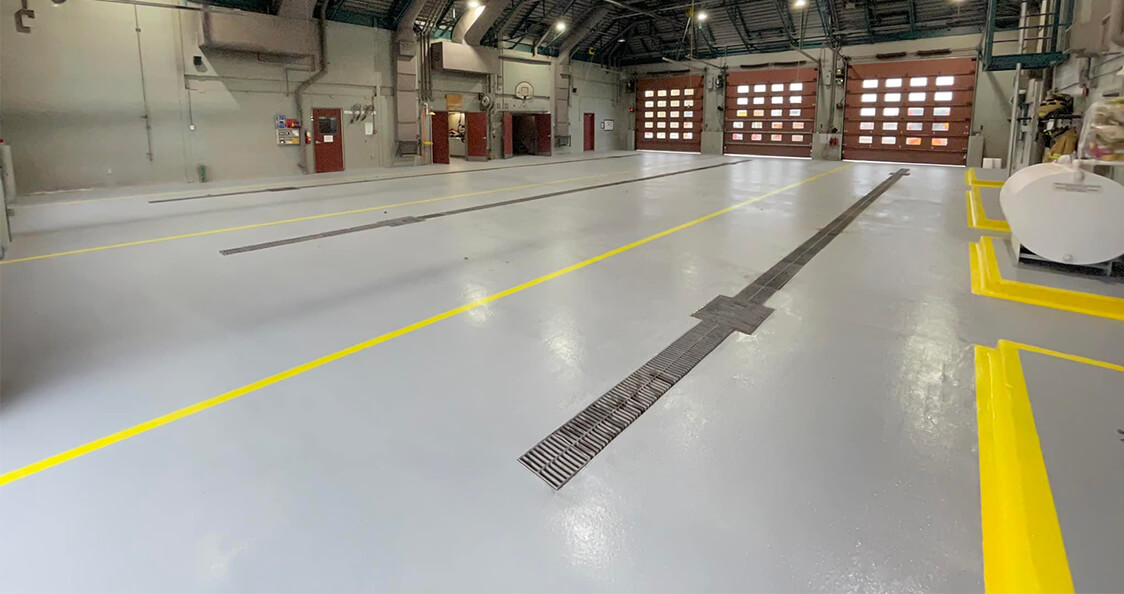 Projet architectural urbain à Montréal avec bâtiment moderne et espace public