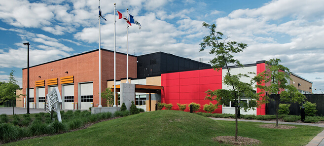 Musée à Montréal avec façade vitrée et aménagement urbain animé.