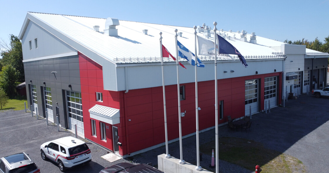 Projet architectural urbain à Montréal avec bâtiment moderne et espace public