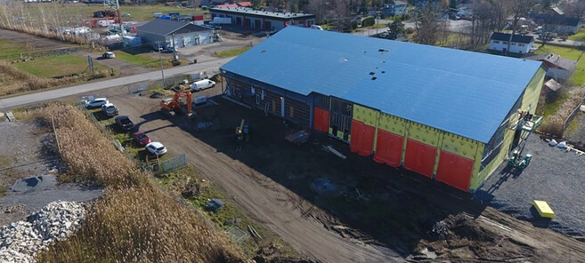 Musée à Montréal avec façade vitrée et aménagement urbain animé.