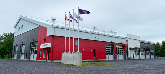 Musée d'art contemporain en verre avec espace public et visiteurs a l'exterieur.