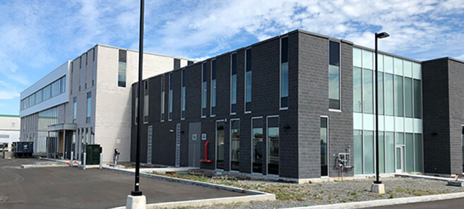Bâtiment de bureaux moderne en verre avec structure béton