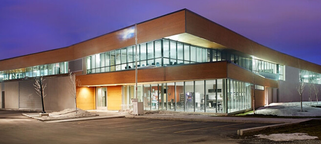 Maison des aînés de Châteauguay, bâtiment moderne en béton avec grande façade vitrée