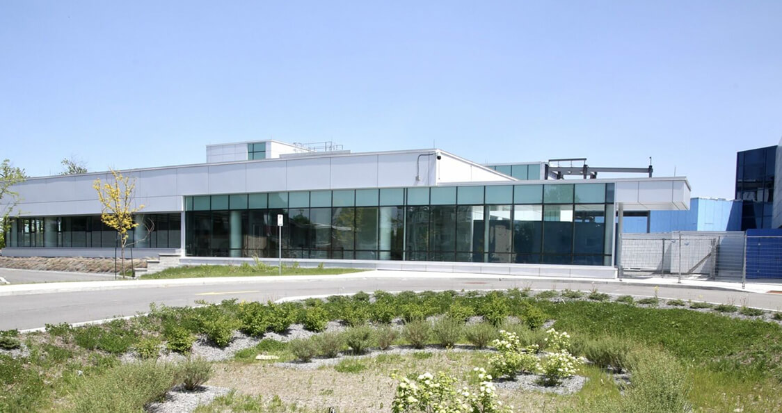 Projet architectural urbain à Montréal avec bâtiment moderne et espace public