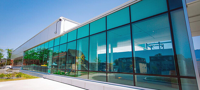 Musée à Montréal avec façade vitrée et aménagement urbain animé.