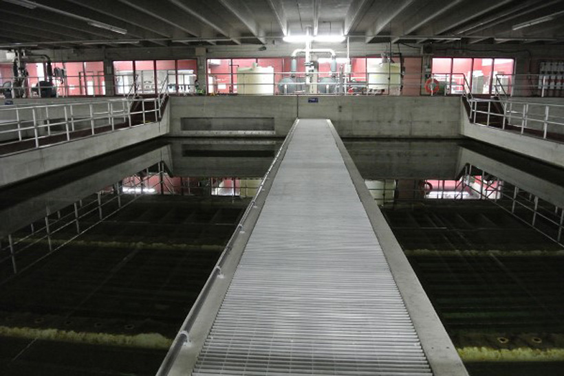 Installation intérieure d'une usine de traitement des eaux avec structure en béton